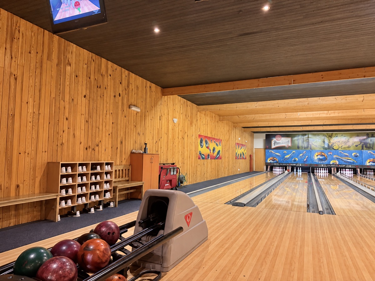 Bowlingové dráhy v dřevěném interiéru