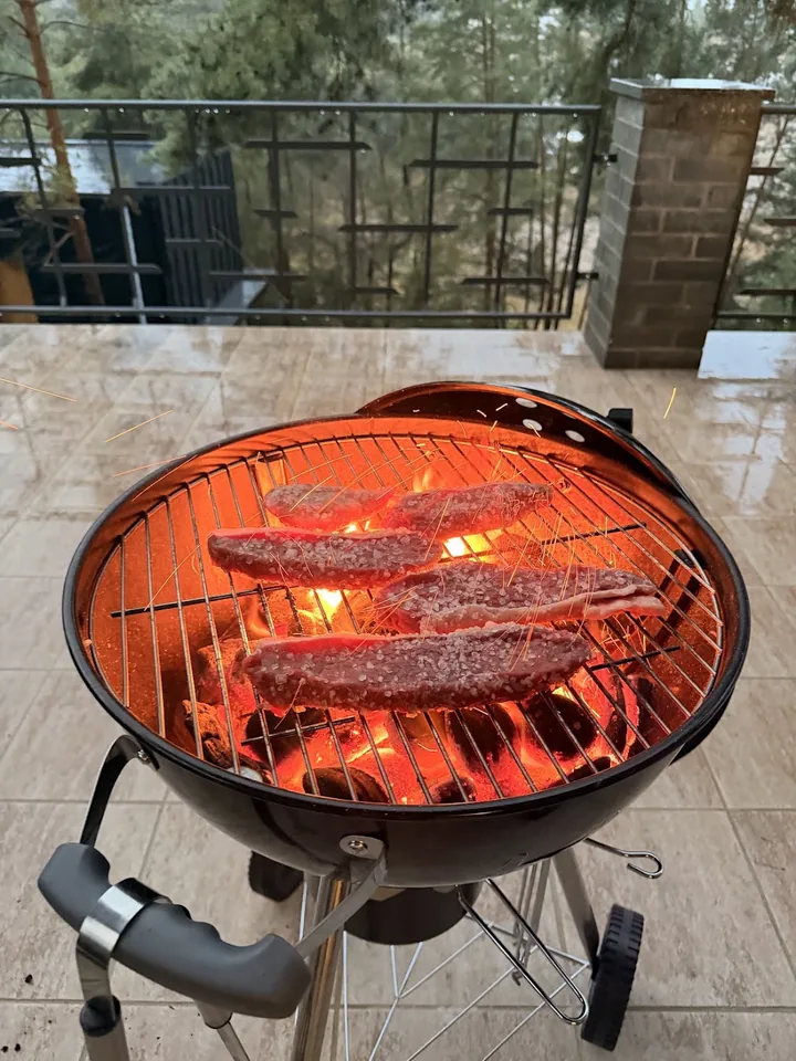 Picanha na rozpáleném grilu na terase mezi borovicemi